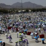 حجاج يطوفون حول جبل عرفات في السعودية، 5 حزيران 2025