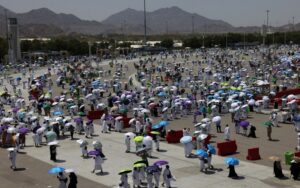 حجاج يطوفون حول جبل عرفات في السعودية، 5 حزيران 2025