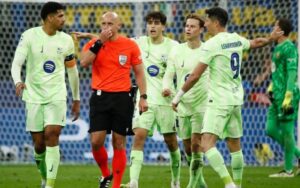 بعض لاعبي نادي برشلونة خلال مباراة إنتر في إياب نصف نهائي دوري أبطال أوروبا