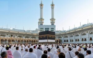 المصلون يؤدون صلاة عيد الأضحى في المسجد الحرام