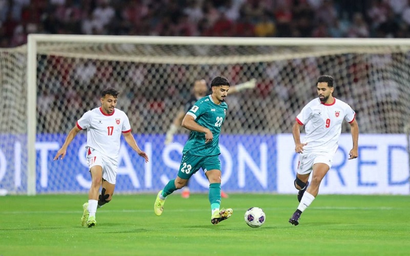 جانب من مباراة المنتخبين العراقي والأردني في ملعب عمان الدولي، ضمن الجولة العاشرة والأخيرة للمجموعة الثانية من التصفيات الآسيوية المؤهلة لكأس العالم 2026