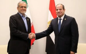 الرئيسين المصري عبد الفتاح السيسي والإيراني مسعود بزشكيان خلال لقائهما عام 2024 على هامش قمة بريكس في كازان الروسية