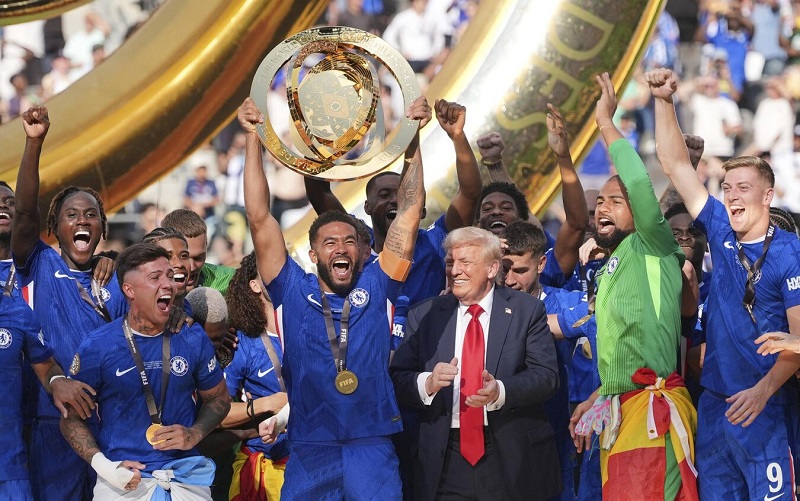 لاعبو تشيلسي الإنجليزي يحتفلون بلقب كأس العالم للأندية بحضور الرئيس الأمريكي دونالد ترامب