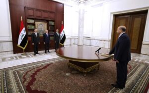 رئيس المحكمة الاتحادية العليا في العراق، القاضي منذر إبراهيم حسين، يؤدي اليمين الدستورية أمام رئيس الجمهورية، عبد اللطيف جمال رشيد