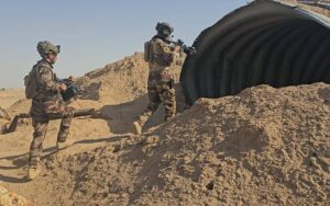 صورة لإثنين من القوات العراقية