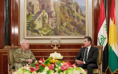 رئيس إقليم كوردستان العراق نيجيرفان بارزاني، خلال استقباله قائد قوات التحالف الدولي في العراق وسوريا الجنرال كيفن لامبيرد