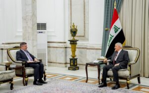 الرئيس العراقي عبد اللطيف جمال رشيد، خلال استقبله القائم بأعمال السفارة الأمريكية في بغداد ستيفن فاجن