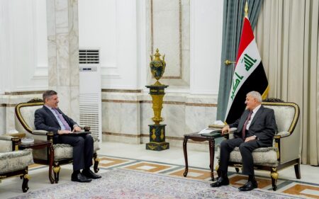 الرئيس العراقي عبد اللطيف جمال رشيد، خلال استقبله القائم بأعمال السفارة الأمريكية في بغداد ستيفن فاجن