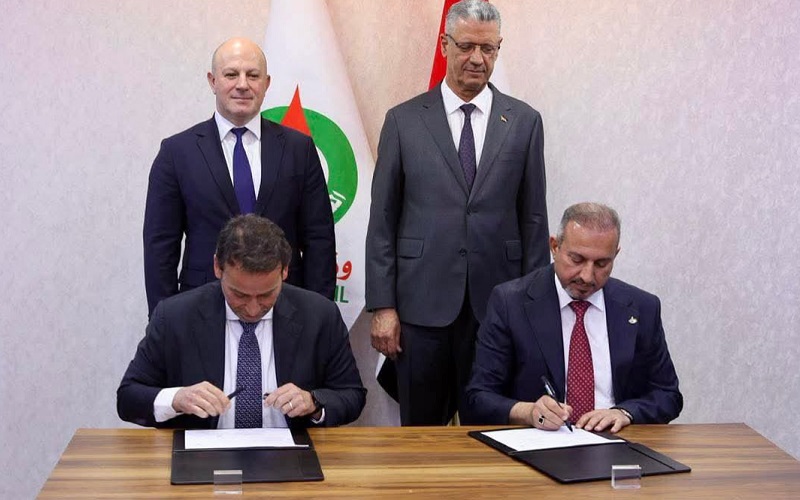 مراسيم توقيع عقد بين وزارة النفط العراقية وشركة شلمبرجر الأمريكية لتطوير الإنتاج في حقل عكاز الغازي بمحافظة الأنبار