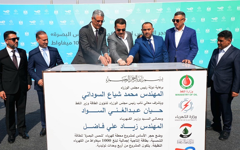 رئيس الوزراء العراقي محمد شياع السوداني، يطلق العمل في مشروع محطة كهرباء "شمس البصرة" خلال زيارته للمحافظة الواقعة جنوبي البلاد