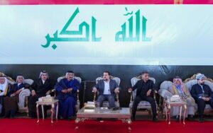 رئيس الوزراء العراقي محمد شياع السوداني، خلال زيارته مضيف أمير عشائر بني حسن في ناحية الحيدرية بمحافظة النجف الأشرف