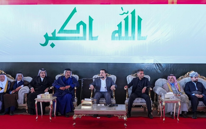 رئيس الوزراء العراقي محمد شياع السوداني، خلال زيارته مضيف أمير عشائر بني حسن في ناحية الحيدرية بمحافظة النجف الأشرف
