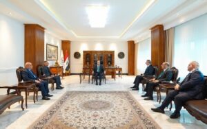اجتماع في مجلس القضاء الأعلى العراقي بحضور رئيس المجلس، ونواب رئيس محكمة التمييز الاتحادية، ورئيس الهيئة الوطنية العليا للمساءلة والعدالة