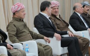 صورة تجمع زعيم الحزب الديمقراطي الكوردستاني مسعود بارزاني، ورئيس إقليم كوردستان نيجيرفان بارزاني، ورئيس وزراء الإقليم مسرور بارزاني