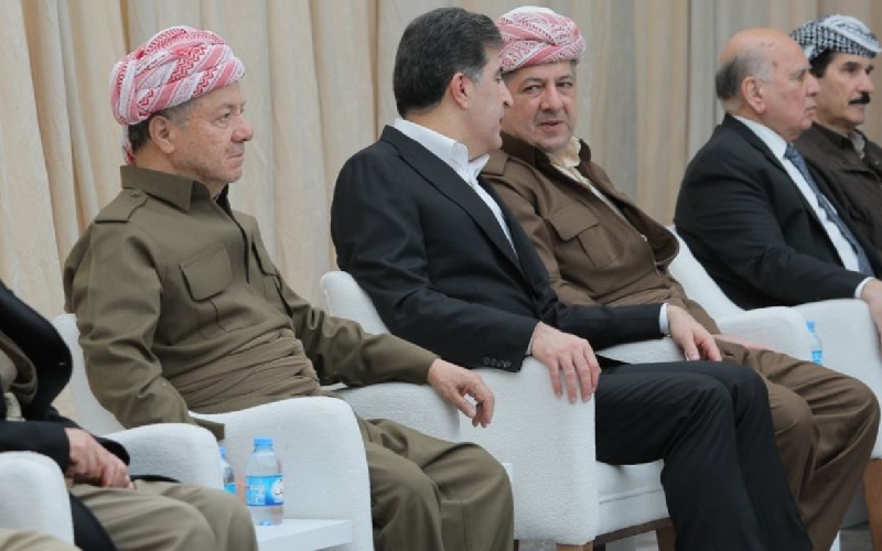 صورة تجمع زعيم الحزب الديمقراطي الكوردستاني مسعود بارزاني، ورئيس إقليم كوردستان نيجيرفان بارزاني، ورئيس وزراء الإقليم مسرور بارزاني
