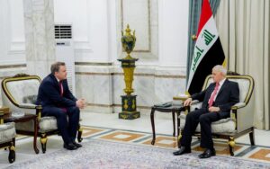 الرئيس العراقي عبد اللطيف جمال رشيد، خلال استقباله السفير التركي في بغداد أنيل بورا إينان