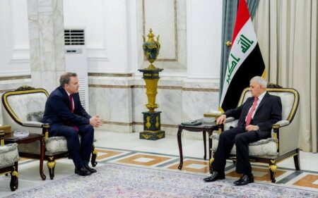 الرئيس العراقي عبد اللطيف جمال رشيد، خلال استقباله السفير التركي في بغداد أنيل بورا إينان