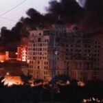 اندلاع الحرائق وتصاعد الدخان إثر هجوم قوات الاتحاد الوطني الكوردستاني على مقر إقامة رئيس جبهة الشعب لاهور شيخ جنكي في فندق لالەزار بمدينة السليمانية