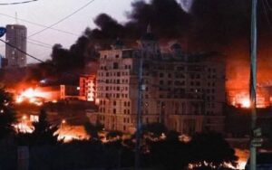 اندلاع الحرائق وتصاعد الدخان إثر هجوم قوات الاتحاد الوطني الكوردستاني على مقر إقامة رئيس جبهة الشعب لاهور شيخ جنكي في فندق لالەزار بمدينة السليمانية