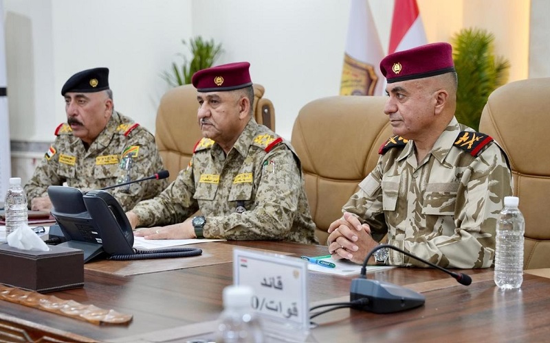نائب قائد العمليات المشتركة في العراق الفريق أول الركن قيس المحمداوي، يتوسط قائد القوات البرية ومدير الاستخبارات العسكرية