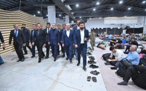 محافظ أربيل أوميد خوشناو، خلال اطلاعه على أوضاع الزوار الإيرانيين في المحافظة
