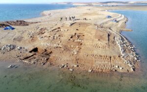 اكتشاف مدينة اثرية في محافظة دهوك باقليم كوردستان نتيجة انخفاض مستوى منسوب المياه في بحيرة سد الموصل