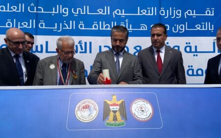 وزير التعليم العالي والبحث العلمي رئيس هيئة الطاقة الذرية العراقية نعيم العبودي، يضع الحجر الأساس لأول منظومة نووية تحت الحرجة في بلاده