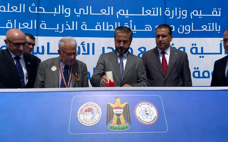 وزير التعليم العالي والبحث العلمي رئيس هيئة الطاقة الذرية العراقية نعيم العبودي، يضع الحجر الأساس لأول منظومة نووية تحت الحرجة في بلاده