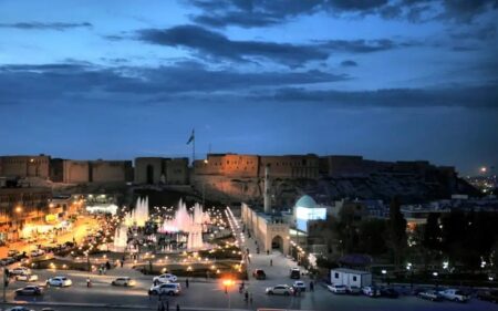 علم إقليم كوردستان يرفرف فوق قلعة أربيل التاريخية