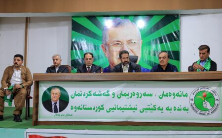 نائب رئيس وزراء إقليم كوردستان وعضو المكتب السياسي للاتحاد الوطني الكوردستاني قوباد طالباني، يلقي كلمة خلال تجمع انتخابي في مدينة رواندز بمحافظة أربيل