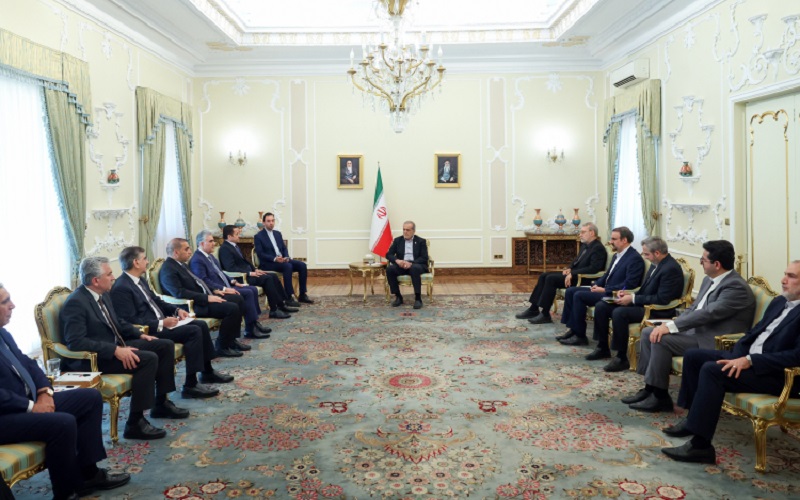 الرئيس الإيراني مسعود بزشكيان يستقبل مستشار الأمن القومي العراقي قاسم الأعرجي والوفد المرافق له الذي ضم وزير داخلية إقليم كوردستان ريبر أحمد