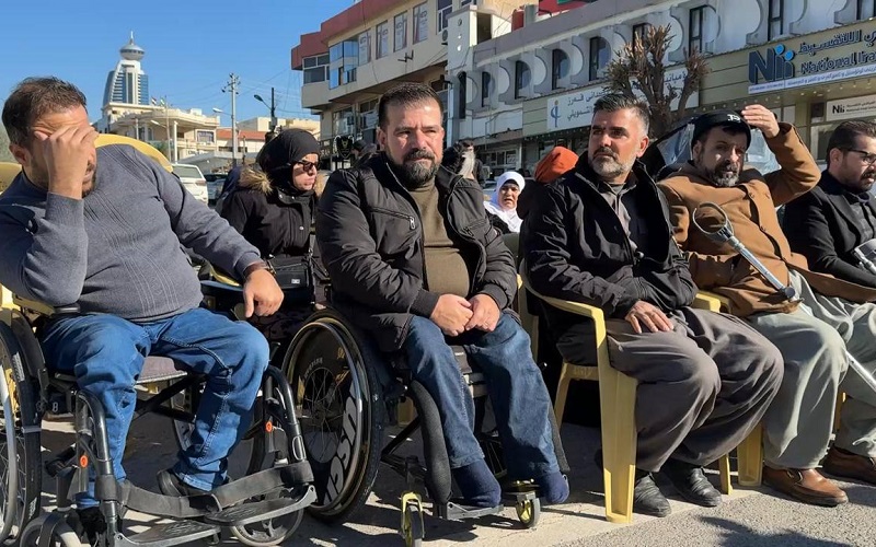 تجمّع لعدد من ذوي الاحتياجات الخاصة أمام مبنى برلمان إقليم كوردستان في مدينة أربيل