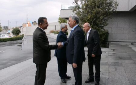 عضوا المكتب السياسي للاتحاد الوطني الكوردستاني سركوت زكي ويوسف كوران، يستقبلان عضوي المكتب السياسي للاتحاد الإسلامي الكوردستاني مصطفى عبد الله وسمير سليم