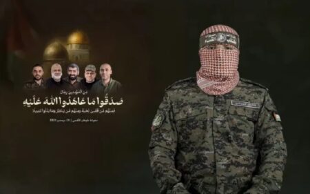 الناطق باسم كتائب الشهيد عز الدين القسام، الجناح العسكري لحركة المقاومة الإسلامية (حماس)، يعلن استشهاد عدداً من قادتها البارزين