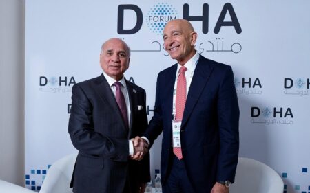 نائب رئيس الوزراء ووزير الخارجية العراقي فؤاد حسين، يلتقي المبعوث الأمريكي إلى سوريا توماس باراك، على هامش أعمال منتدى الدوحة بالعاصمة القطرية