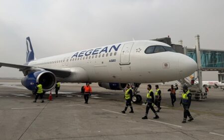 طائرة تابعة لشركة أيجة اليونانية تحط في مطار بغداد الدولي