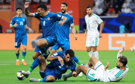 جانب من مباراة المنتخبين العراقي والأردني في الجولة الثالثة من منافسات المجموعة الرابعة لبطولة كأس العرب 2025 التي تستضيفها قطر