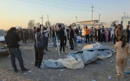 سكان قرية لاجان التابعة لمحافظة أربيل، عاصمة إقليم كوردستان، يباشرون بنصب الخيام في محيط قريتهم