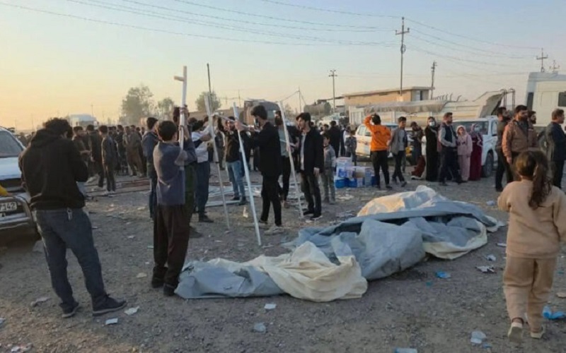 سكان قرية لاجان التابعة لمحافظة أربيل، عاصمة إقليم كوردستان، يباشرون بنصب الخيام في محيط قريتهم