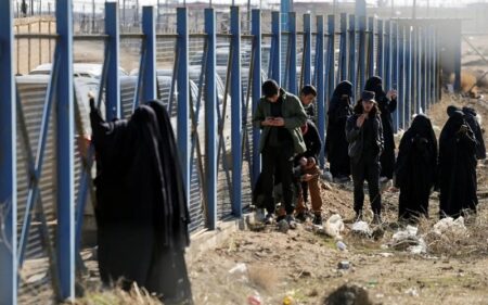 مجموعة أشخاص لديهم صلات بعناصر داعش داخل مخيم الهول في الحسكة بعد سيطرة الحكومة السورية عليه