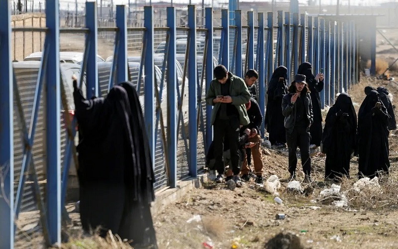 مجموعة أشخاص لديهم صلات بعناصر داعش داخل مخيم الهول في الحسكة بعد سيطرة الحكومة السورية عليه