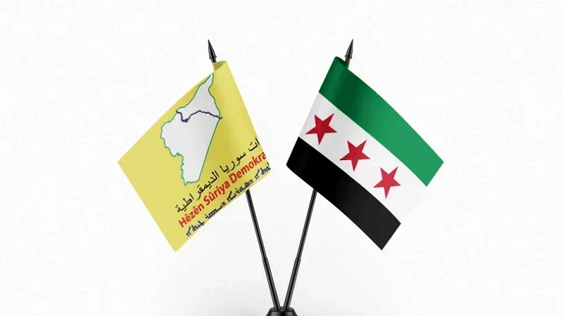 العلم السوري وعلم قوات سوريا الديمقراطية