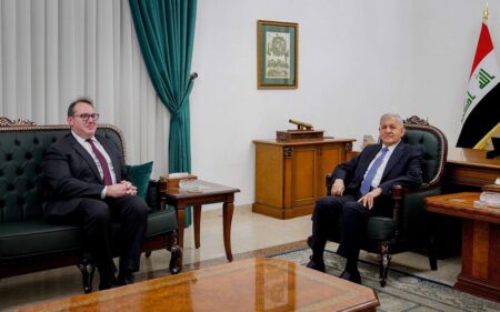 الرئيس العراقي عبد اللطيف جمال رشيد، يستقبل القائم بأعمال السفارة الأمريكية في بغداد جوشوا هاريس