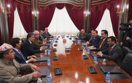 رئيس الحزب الديمقراطي الكوردستاني مسعود بارزاني، يستقبل رئيس الوزراء العراقي محمد شياع السوداني والوفد المرافق