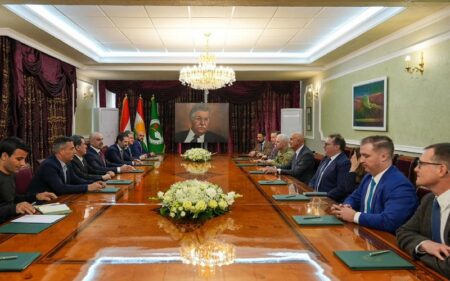 رئيس الاتحاد الوطني الكوردستاني بافل طالباني، يستقبل مبعوث الرئيس الأمريكي لشؤون سوريا توم باراك، وقائد قوات سوريا الديمقراطية مظلوم عبدي