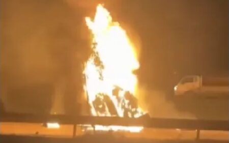 احتراق سيارة على الطريق الرابط بين دوكان والسليمانية شرقي إقليم كوردستان