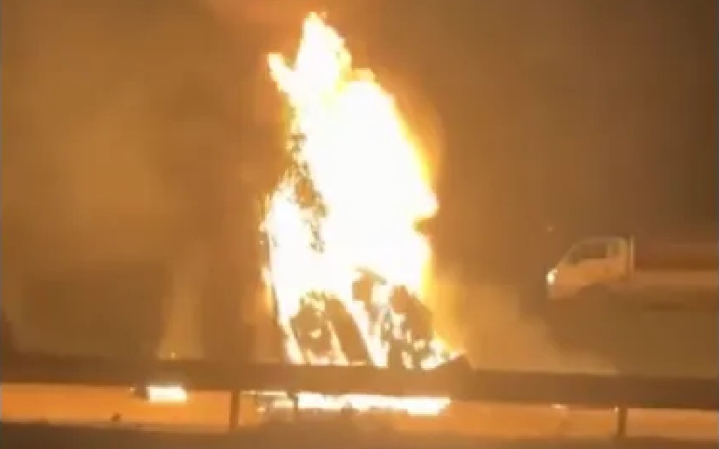 احتراق سيارة على الطريق الرابط بين دوكان والسليمانية شرقي إقليم كوردستان