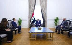 رئيس الوزراء العراقي محمد شياع السوداني يستقبل السفير الفرنسي في بغداد باتريك دوريل