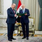 الرئيس العراقي نزار آميدي يسلم محمد سمعان المرسوم الخاص بتعيينه محافظاً لكركوك