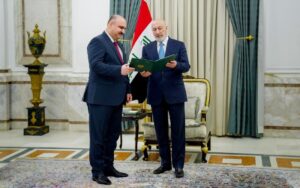 الرئيس العراقي نزار آميدي يسلم محمد سمعان المرسوم الخاص بتعيينه محافظاً لكركوك